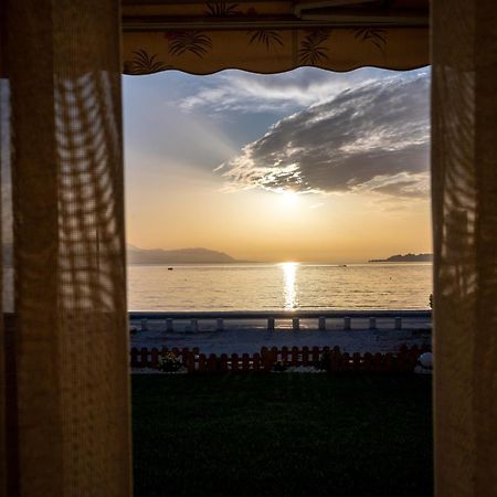 Loutraki Sea Sunset Apartment Bagian luar foto