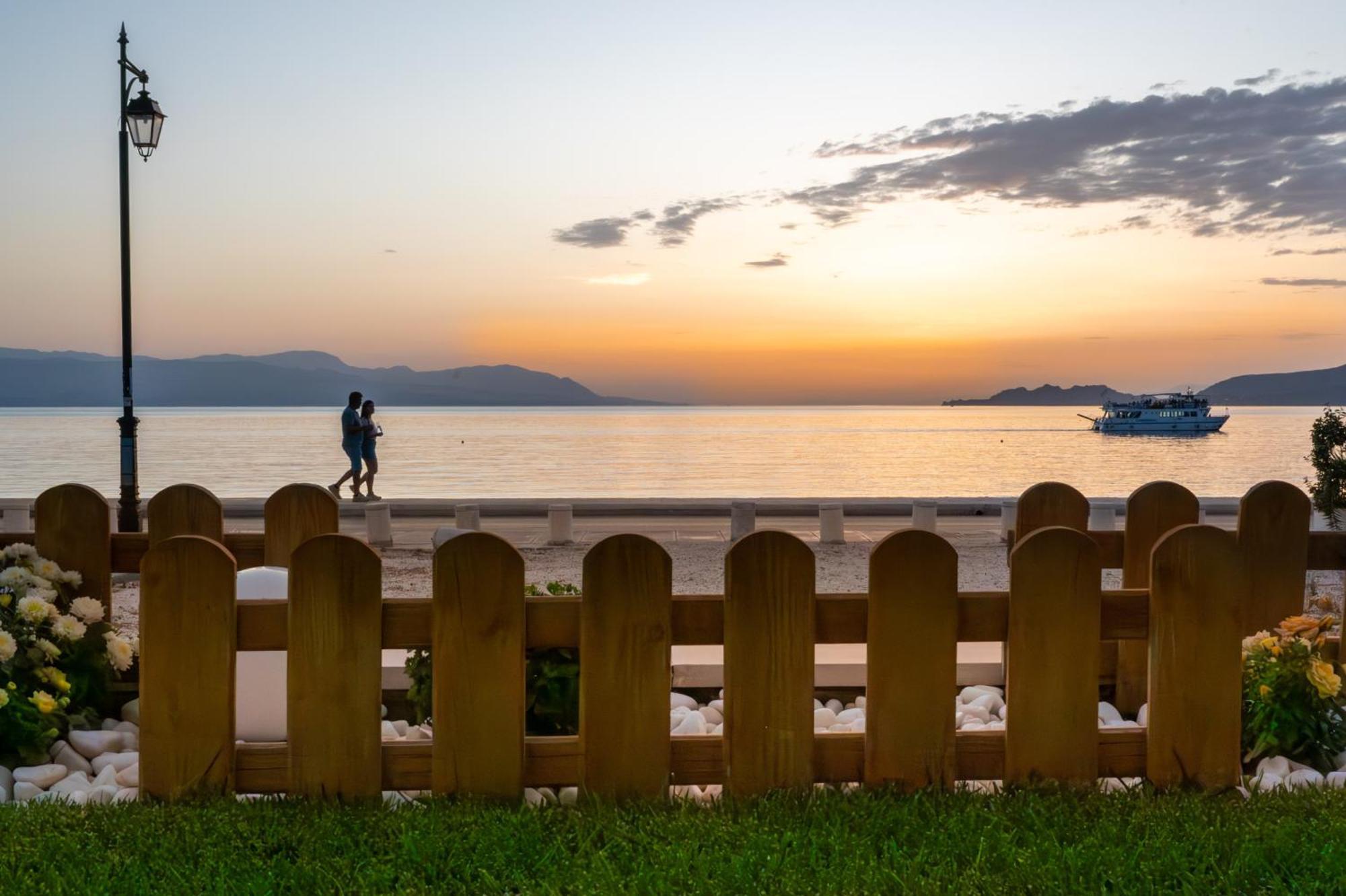 Loutraki Sea Sunset Apartment Bagian luar foto