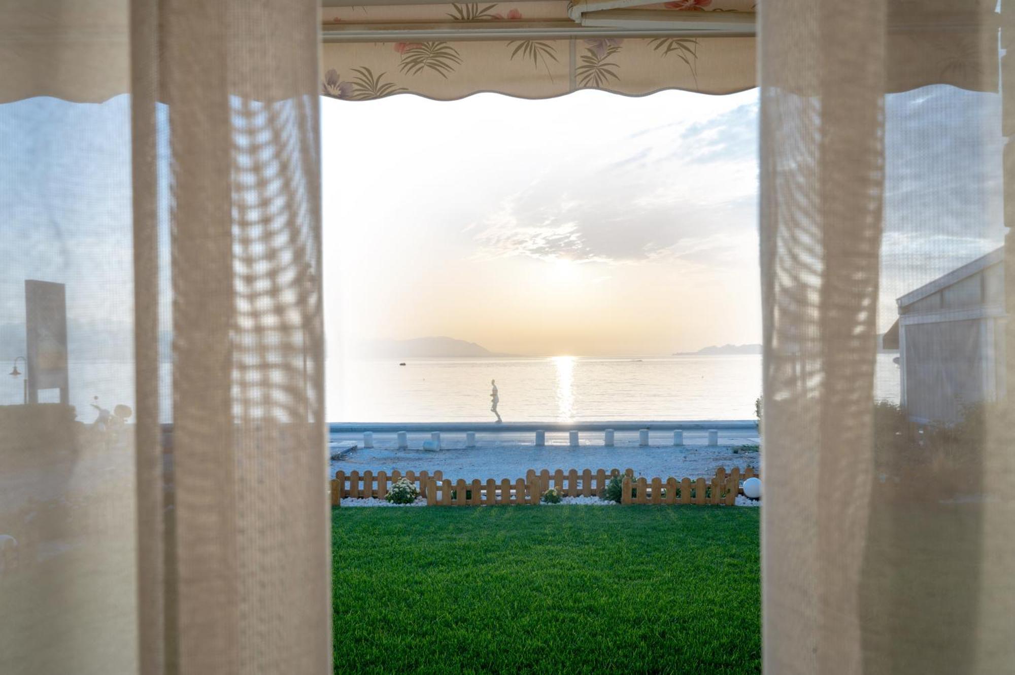 Loutraki Sea Sunset Apartment Bagian luar foto