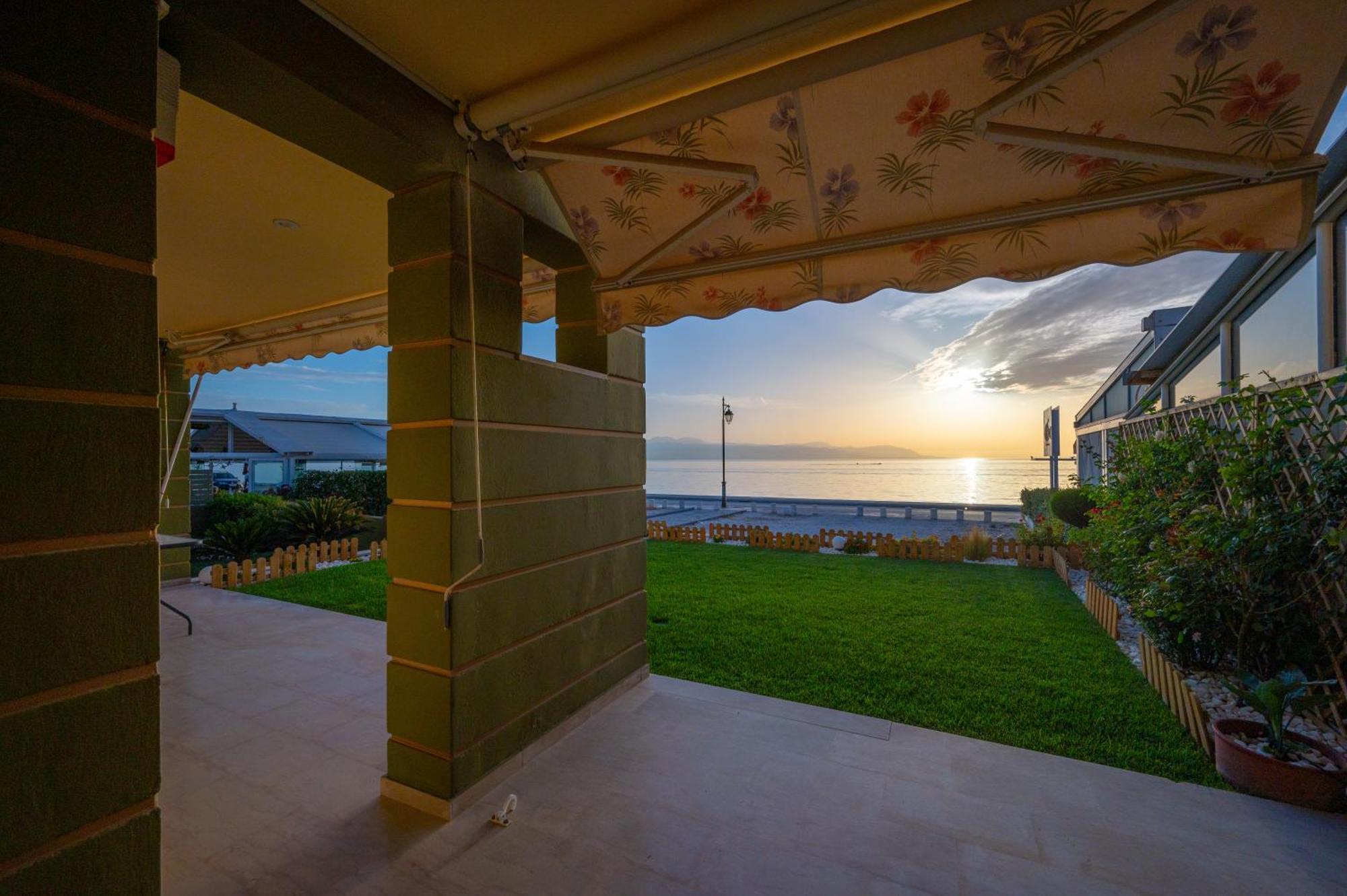 Loutraki Sea Sunset Apartment Bagian luar foto